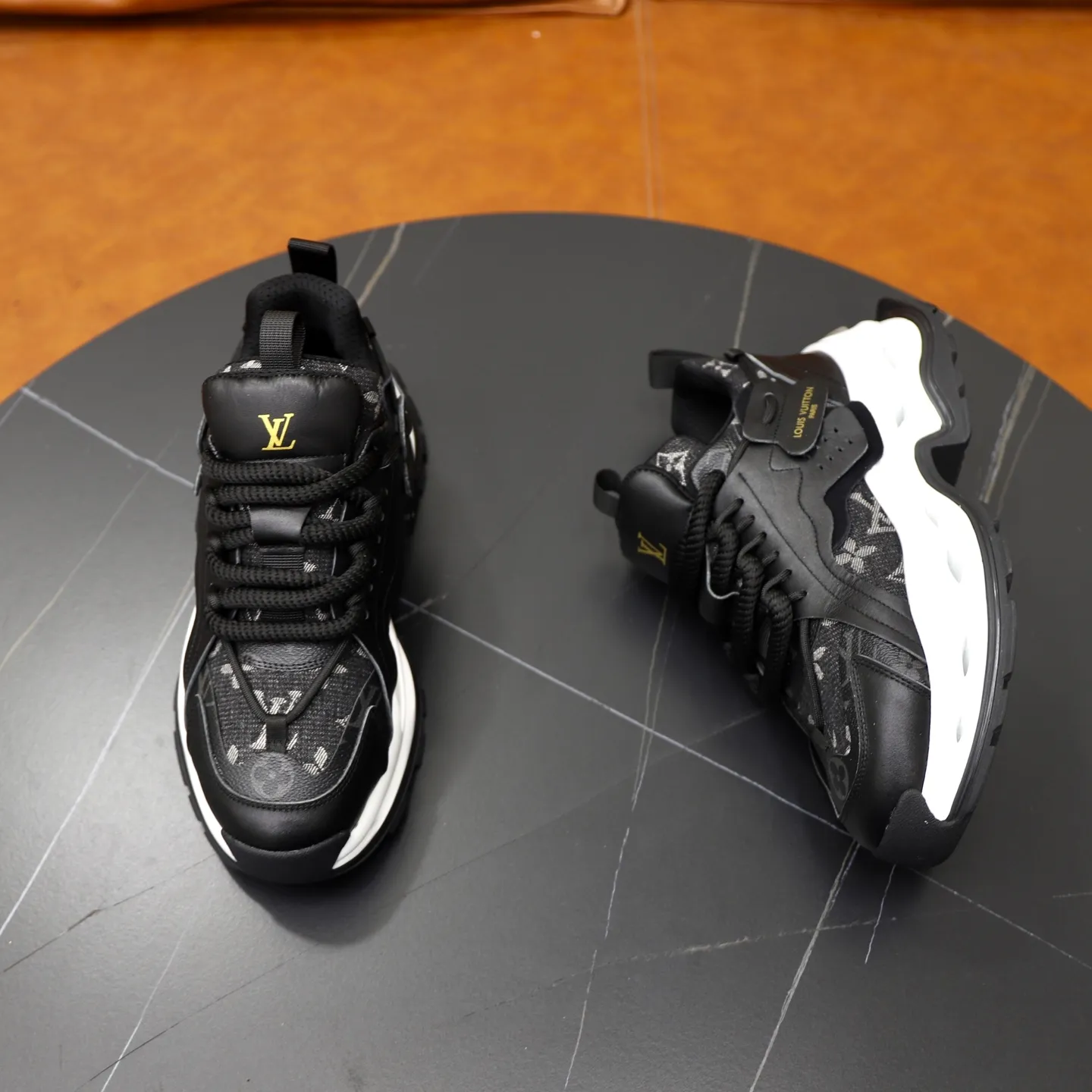 Ex-factory price: 600💰【LV】Louis Vuitton is a high-end brand of men's shoes, new model on the market, top luxury brand, the latest fashionable casual men's shoes, a trendy and versatile style, relaxed and sporty, with calfskin upper and ultra-fine workmanship. The original personalized fashionable rubber wear-resistant outsole is light and comfortable on the foot. Code number: 39-44 (45, 46 customized)